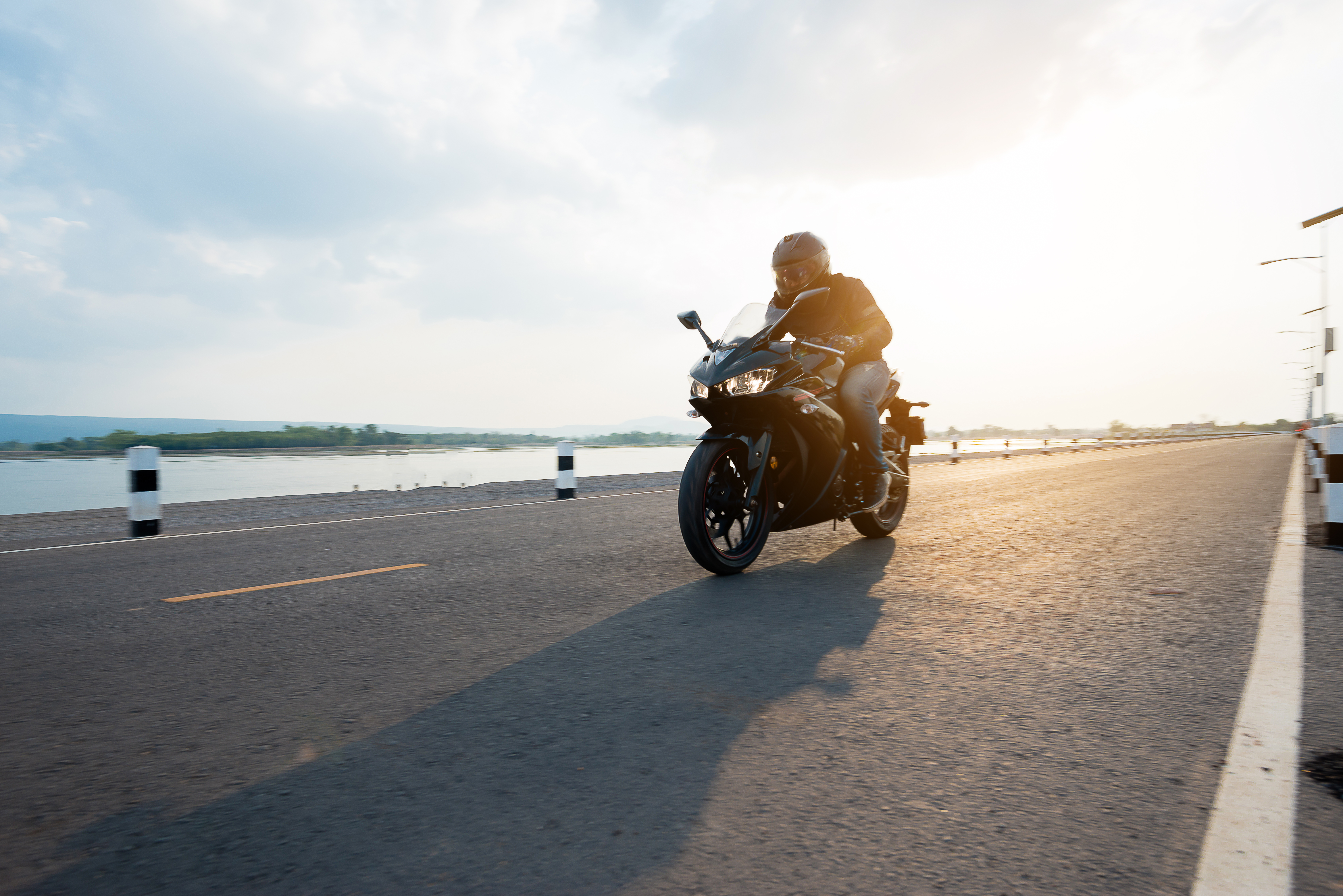 Moto sur route de montagne � permis moto