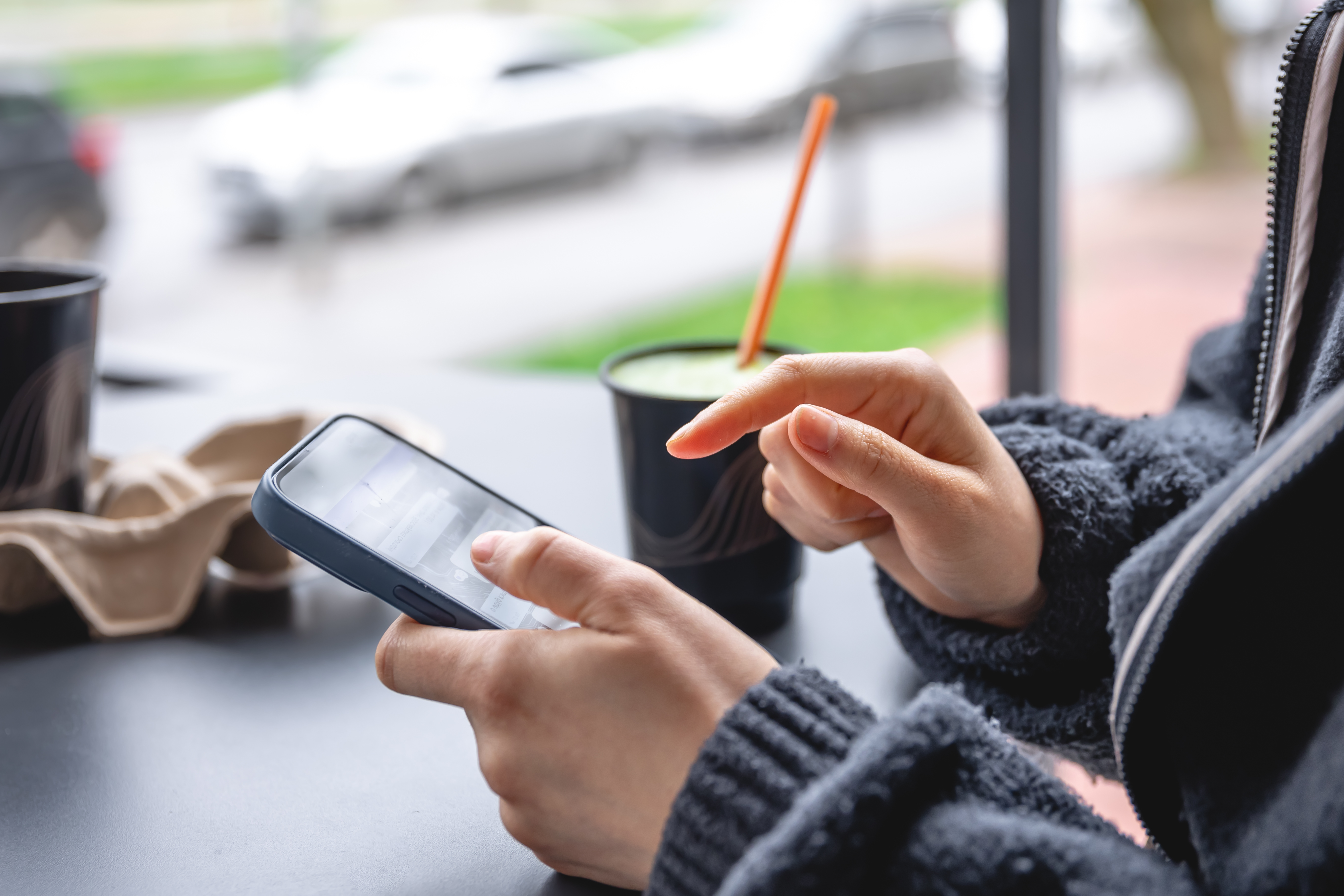 Cliente qui réserve son trajet VTC sur smartphone